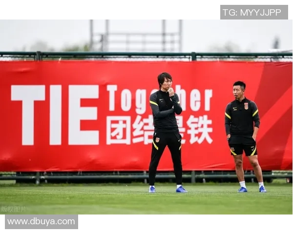 重庆网球队实力引发热议球迷与专家各执己见的争论分析