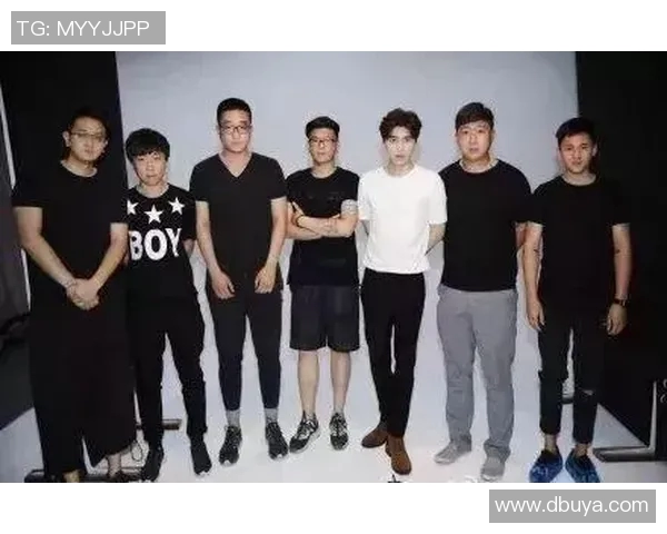 足球明星化身普通人挑战素人生活引发热议与欢笑